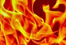 फर्नीचर फैक्ट्री में लगी भीषण आग में लाखों का फर्नीचर जल कर खाक