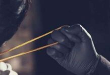 पानी पीने का झांसा दे बदमाश ने उड़ाई बुजुर्ग महिला की चेन Chain of five women broken in Kalash Yatra