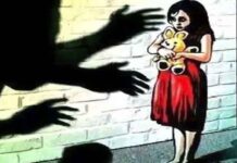 स्कूल जाते समय नाबालिंग बच्चियों से छेड़छाड chhedchad