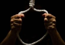अज्ञात कारणों के चलते बाइक सवार युवक ने की आत्महत्या Young man commits suicide by hanging himself in hotel