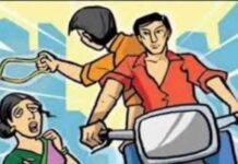 घर के बाहर खड़ी महिला के गले से बाइक सवार बदमाश मंगलसूत्र तोड़कर फरार Bike riding miscreant snatched woman's gold chain and purse