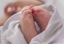 कचरे के ढेर में मिली नवजात बच्ची