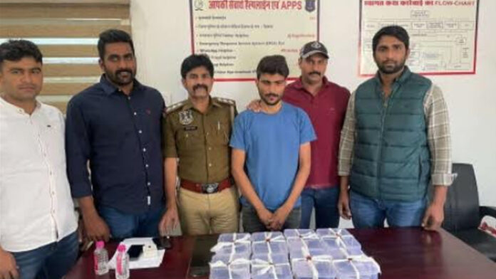 The supplier of arms was caught by the police.