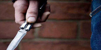 स्कूल में मामूली विवाद में छात्र ने क्लासमेट पर किया चाकू से हमला Bike driver robbed at knife point after taking lift