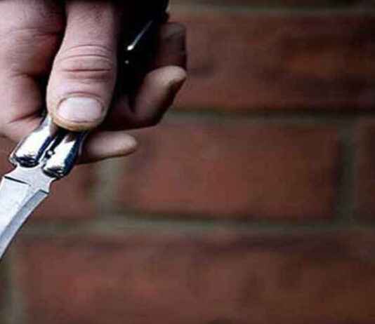 स्कूल में मामूली विवाद में छात्र ने क्लासमेट पर किया चाकू से हमला Bike driver robbed at knife point after taking lift