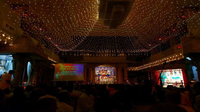 There was a lot of noise in the name of Shri Ram in Shri Shri Krishna Balram Temple.