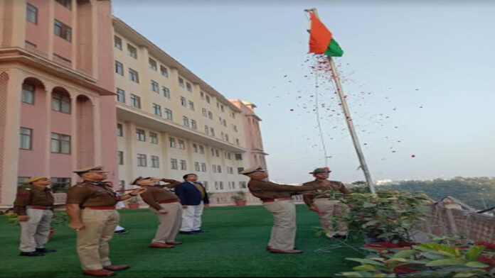 Republic Day: Director General of Police hoisted the flag at Police Headquarters Republic Day: Director General of Police hoisted the flag at Police Headquarters