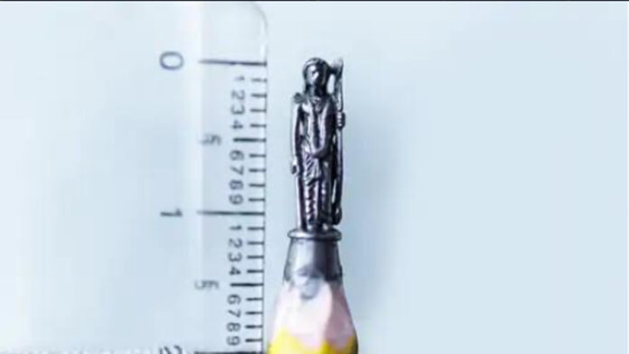 Ram devotee Navratan Prajapati engraved Shri Ram on the tip of the pencil.