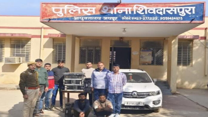 Two thieves arrested for stealing by breaking the shutter and lock of a shop