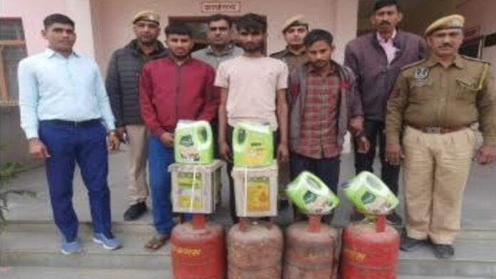 Two buyers including a thief who bought stolen goods were also arrested