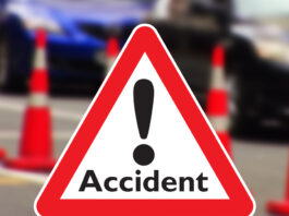 तेज रफ्तार कार अनियंत्रित होकर डिवाइडर से टकराई और ट्रेलर में जा घुसी, हादसे में 6 लोगों की दर्दनाक मौत