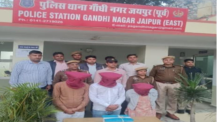 Three robbers including a woman arrested for looting three lakh seventy thousand rupees