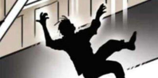 हुक्का बार पर छापे के दौरान कर्मचारी ने लगाई तीसरी मंजिल से छलांग The thief jumped from the first floor