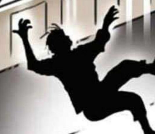हुक्का बार पर छापे के दौरान कर्मचारी ने लगाई तीसरी मंजिल से छलांग The thief jumped from the first floor