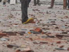 खुले रुपए के विवाद में पुलिस वाहन पर पथराव, एक दर्जन लोग गिरफ्तार