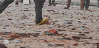 खुले रुपए के विवाद में पुलिस वाहन पर पथराव, एक दर्जन लोग गिरफ्तार