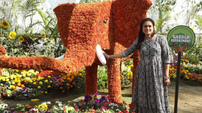 Film stars enjoyed the beautiful exhibition of flowers and plants