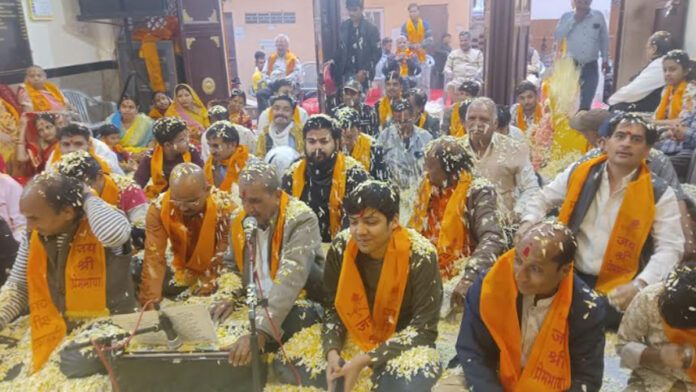Devotional juice showered with searching hymns