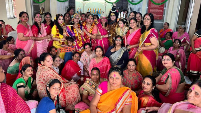 Vijayvargiya Vaishya Mahila Mandal and Radhe-Radhe Group played Holi of flowers.