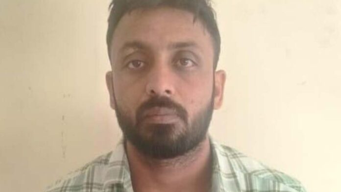The criminal wanted in the murder case was caught along with his two associates.