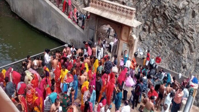Thousands of devotees took bath in Galta Ji on Darsh Amavasya for charity.