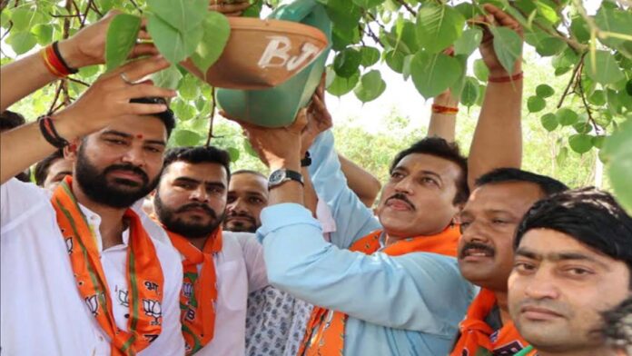 Cabinet Minister Colonel Rajyavardhan Singh Rathore put up bird feeders for the voiceless birds.