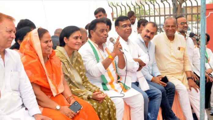 Congress protested against closure of English medium school