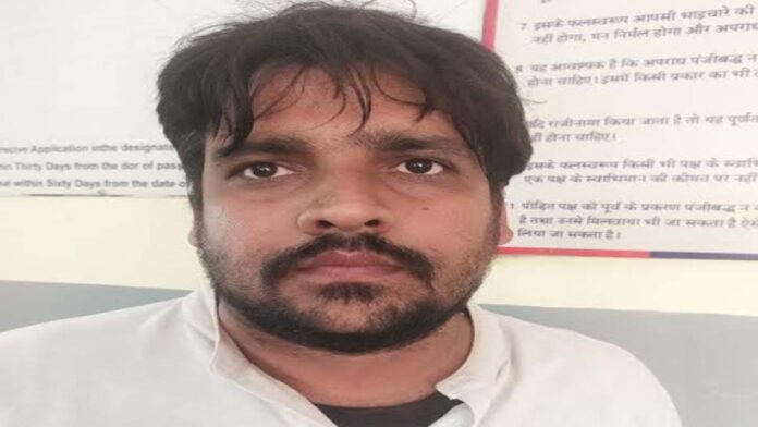 Assistant employee working in the Vidhan Sabha who cheated people by promising them jobs was arrested