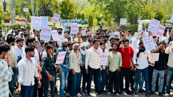 Unique protest in Rajasthan University
