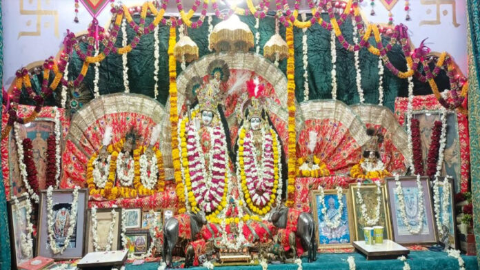 Thakurji was anointed with milk in the temple of Shri Radha Mohan