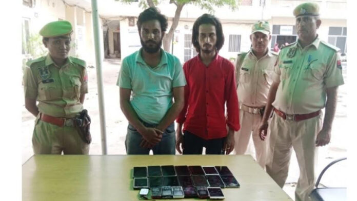 Mobile snatcher and buyer arrested