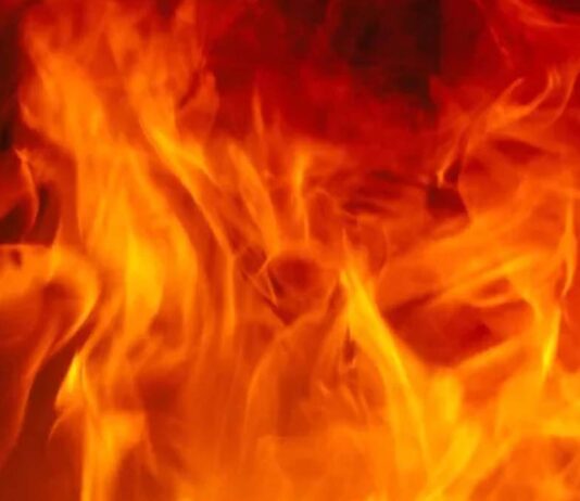 टायर से निकली चिंगारी से केमिकल से भरे ट्रक में लगी आग