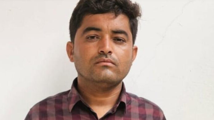 Anti Gangster Task Force caught a reward of ten thousand rupees