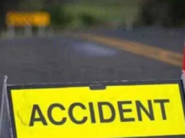 तेज रफ्तार ट्रेलर ने ईंटों से भरी ट्रैक्टर -ट्रॉली को जोरदार टक्कर मारी