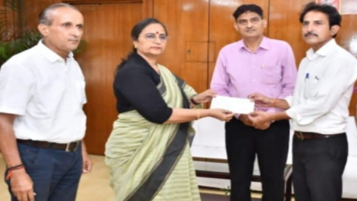 The Vice Chancellor gave a financial aid of Rs. 12 lakhs to the family of a student studying in Commerce College who died in an accident