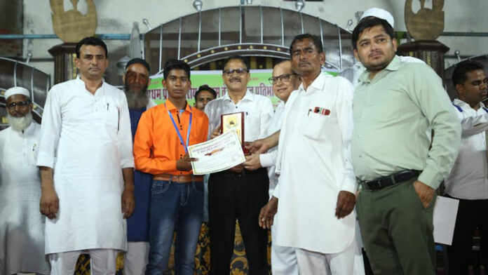 जयपुर। भांकरोटा के बालाजी गार्डन में आयोजित प्रतिभा सम्मान समारोह दसवीं बोर्ड में 60 प्रतिशत से अधिक अंक लाने वाले छात्र-छात्राओं का सम्मान
