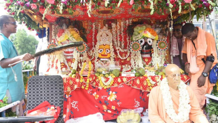 Jagannathji Maharaj sat in the chariot with sister Subhadra with the sound of blowing of conch shells