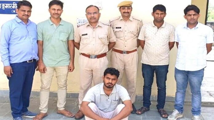 Accused of cheating by pretending to buy old coins in crores arrested