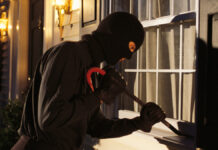 घर के बाहर खड़ी थार से हजारों की नकदी चोरी