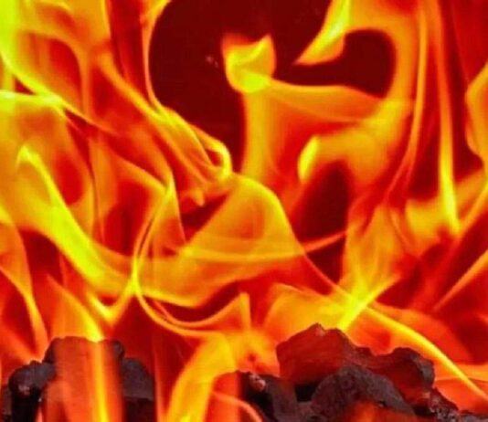 कपड़े के गोदाम में भीषण आग: चार दमकलों की मदद से पाया काबू