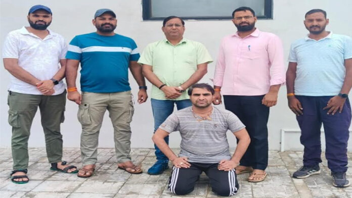 Anti Gangster Task Force caught a reward of twenty five thousand rupees