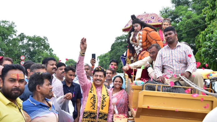 MLA Gopal Sharma welcomed the Kanwar pilgrims by showering flowers