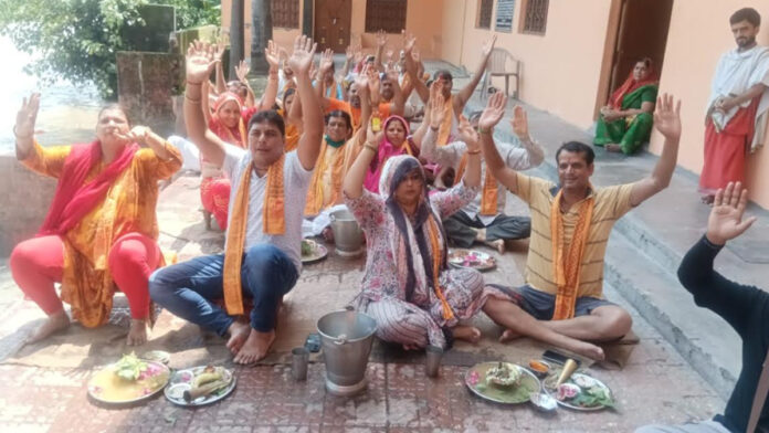 Worship of earthen Shivlingas on the banks of river Ganga in Haridwar
