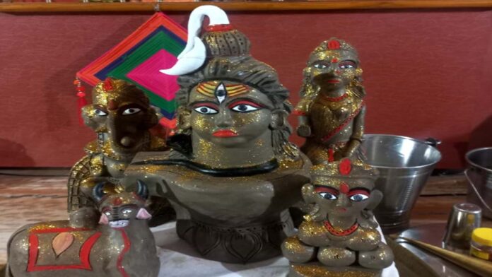 Tableau of earthly Shiva family decorated in Shiva Mahapuran story