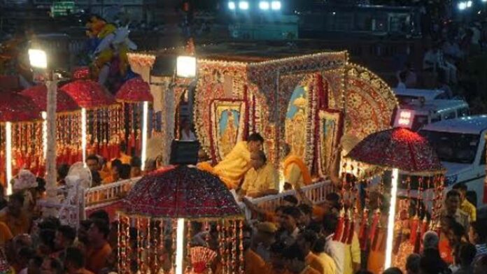Thakurji went on a city tour: Devotees rolled out red carpet to welcome him