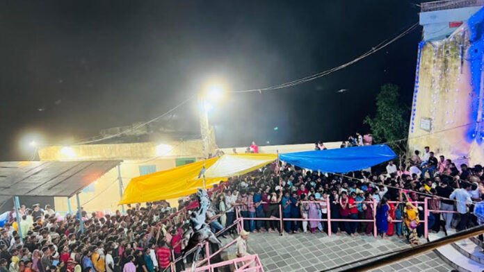 Devotees reached Gadh Ganesh by climbing 365 stairs