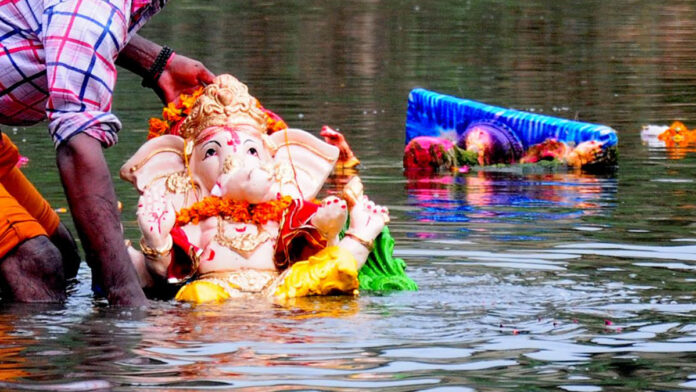 Ganpati Visarjan: After performing Maha Aarti, the devotees bid farewell to Bappa by immersing him in the water source