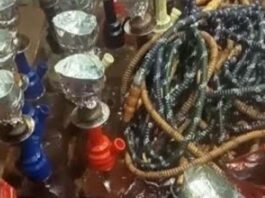 अवैध हुक्का बार पर पुलिस का शिकंजा: दो स्थानों पर छापेमारी कर किए हुक्के-फ्लेवर जब्त Hookah bar was running under the guise of a cafe