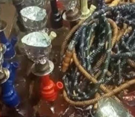 अवैध हुक्का बार पर पुलिस का शिकंजा: दो स्थानों पर छापेमारी कर किए हुक्के-फ्लेवर जब्त Hookah bar was running under the guise of a cafe