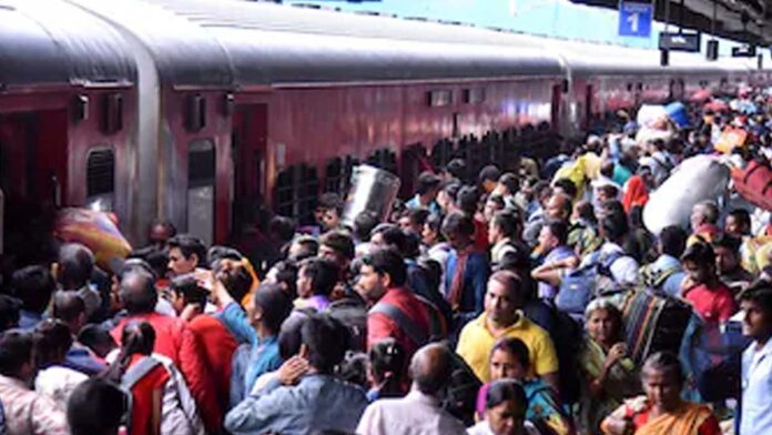 Crowds of passengers going home on Diwali were seen at railway stations and bus stands
